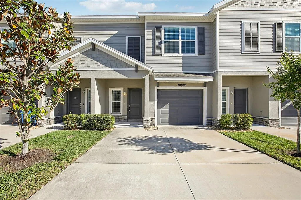 3 bed, 2.5 bath, 1675 sqft, $2,300 — Photo 1