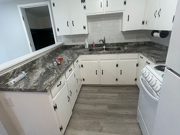 2nd image of 1705 1/2 N Wood Ave