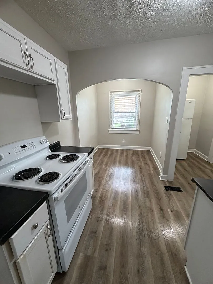 Three Bedroom Duplex Located near Raymond Street and East Street — Photo 2