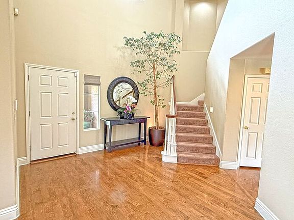 4th image of 5881 Capilano Dr