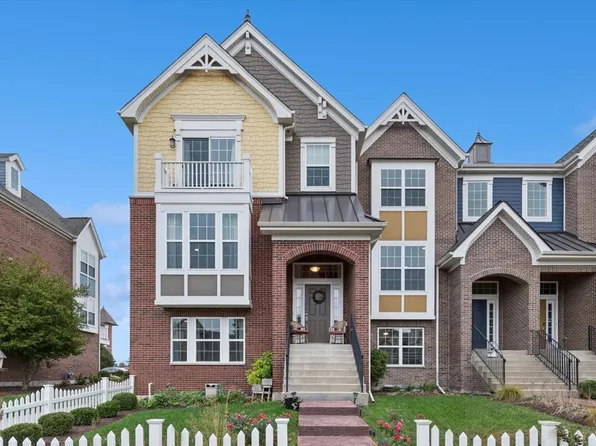 4199 Royal Mews Cir, Naperville, IL 60564