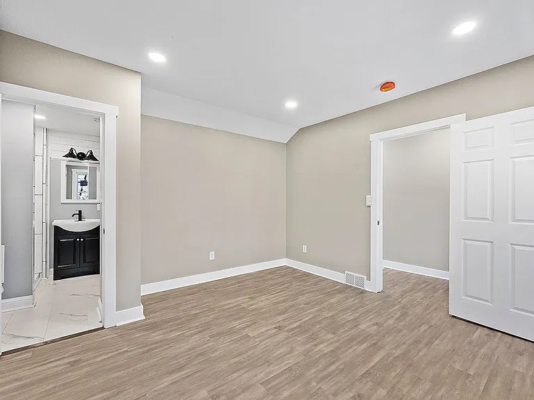 529 Spruce St — Photo 11