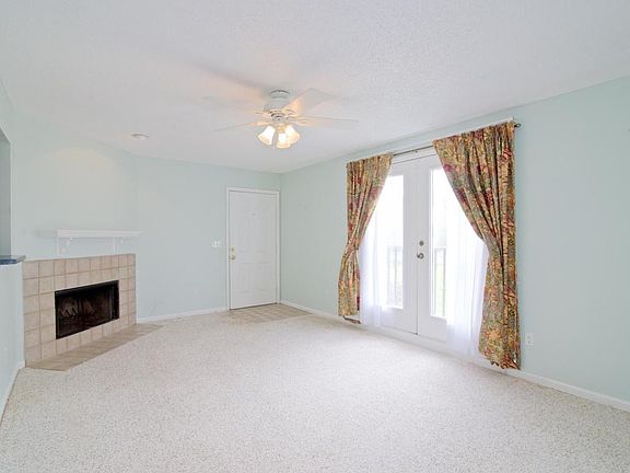 Living Room w/fireplaceDSC_5363