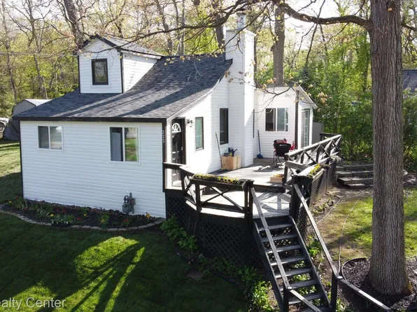 225 W Canyon Dr, Milford, MI 48380