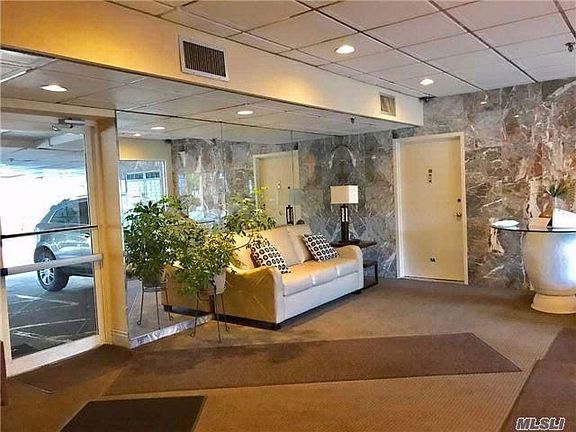 4th image of 205 Mineola Blvd