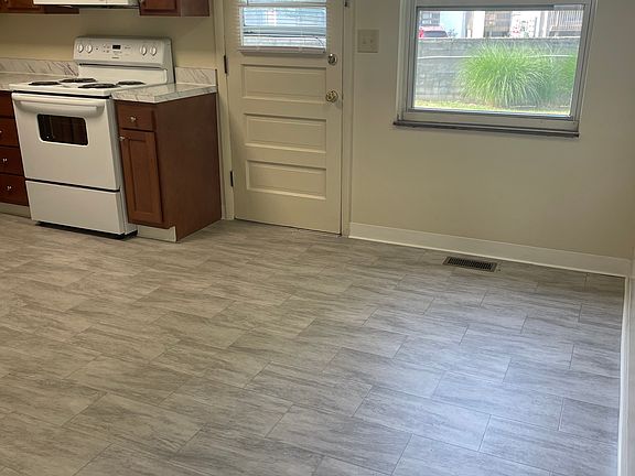 3rd image of 805 Sheridan Park Ct