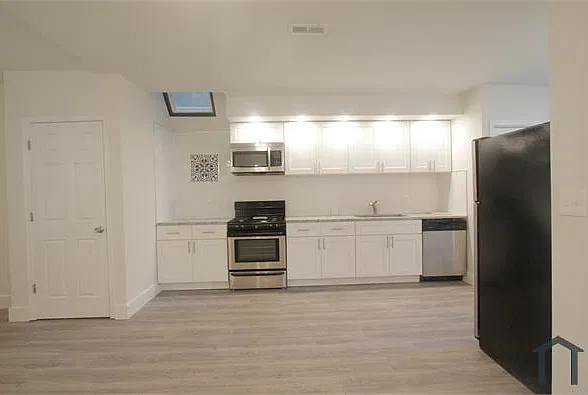 1729 E St NE — Photo 4