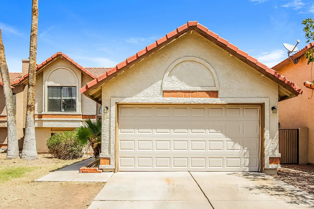 4 bed, 2.5 bath, 2255 sqft, $2,670 — Photo 1