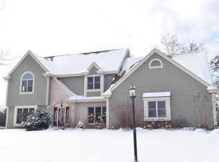 11149 N Lincolnshire Dr, Mequon, WI 53097