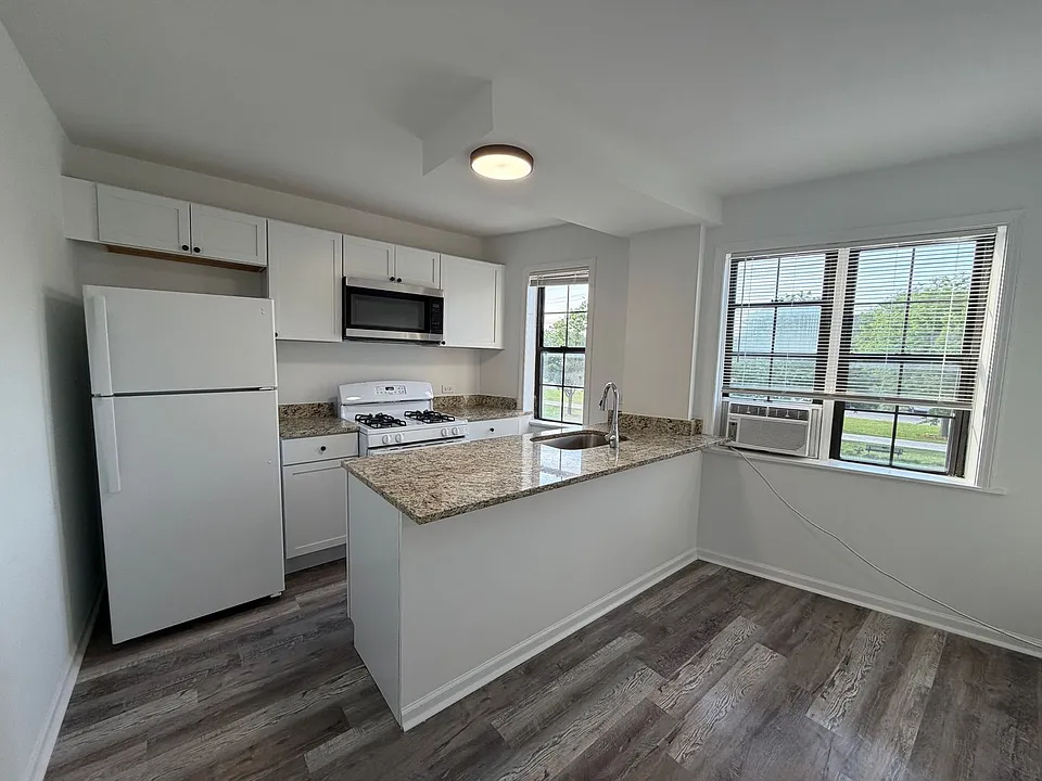 27 E Park Blvd