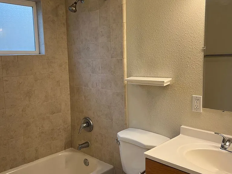 1819 G St — Photo 12