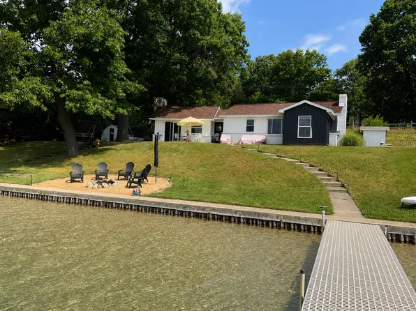 12495 Oakwood Shores St, Wayland, MI 49348