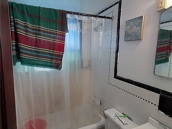 5th image of 143 Harriet Ave