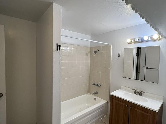 3rd image of 24463 Park St