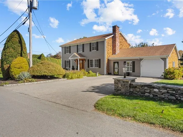 68 Soares Dr, Portsmouth, RI 02871