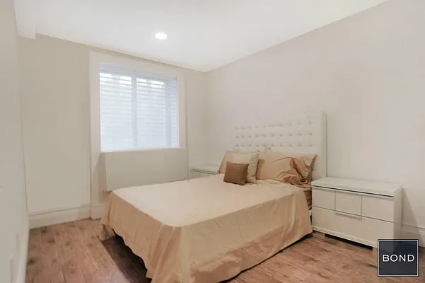 Sold by Bond New York | media 13