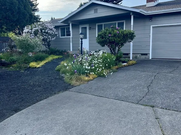 1125 Delrose Dr, Springfield, OR 97477