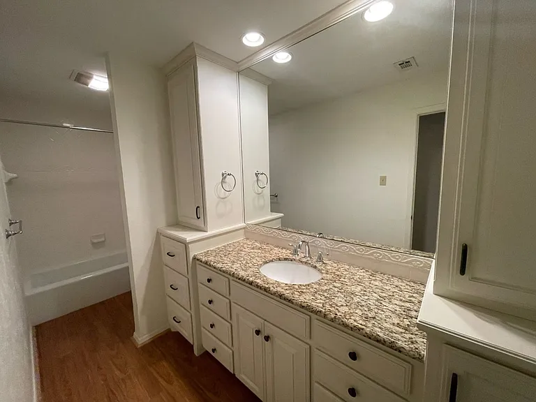 1905 Fox Hill Ct — Photo 10