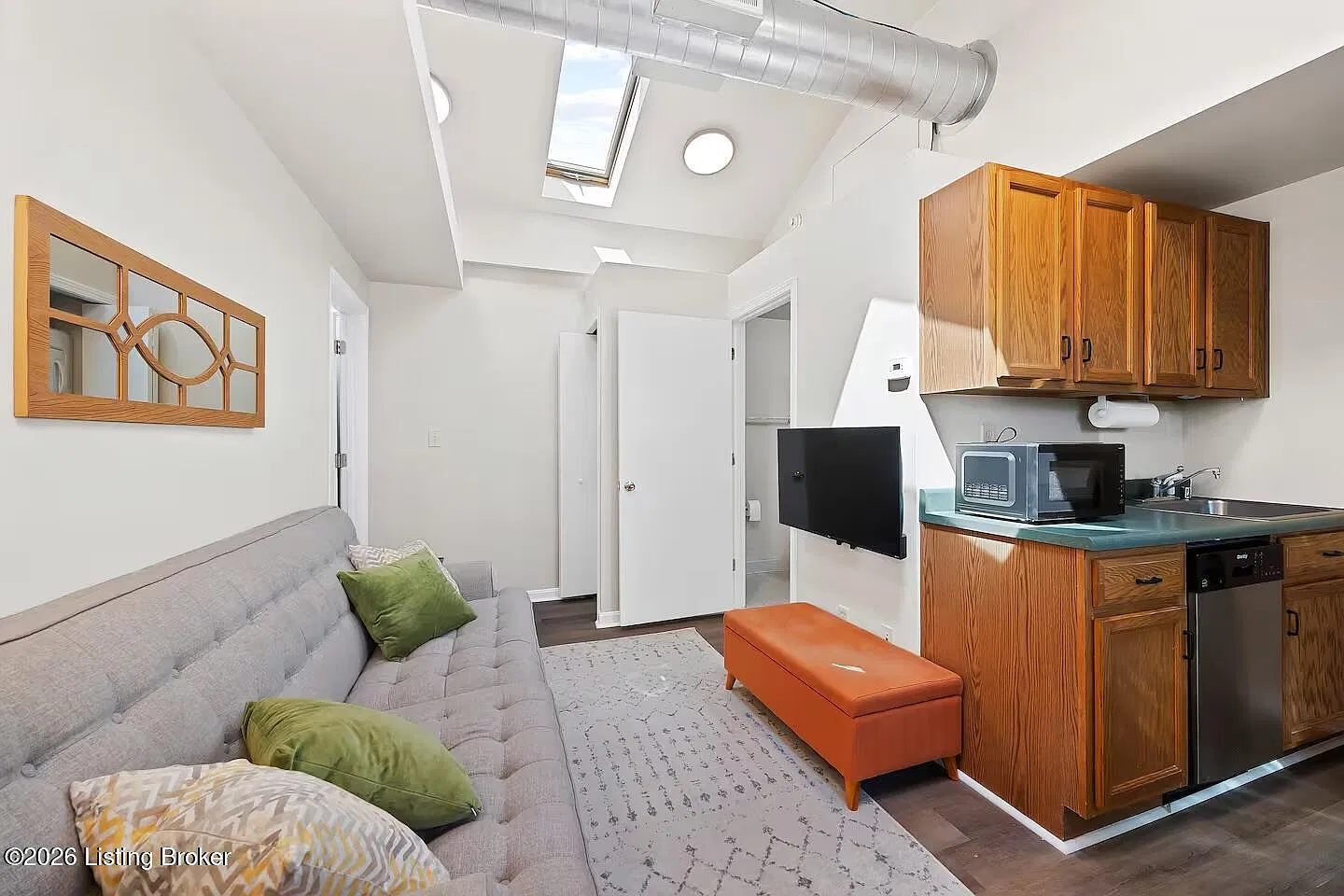 2 bed, 1.0 bath, 400 sqft, $1,600 — Photo 3