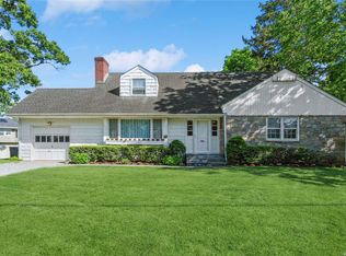 379 Kenridge Rd, Lawrence, NY 11559