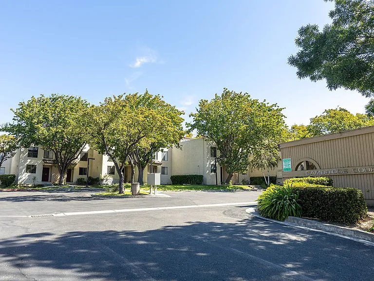 Cambridge Court Townhomes — Photo 22