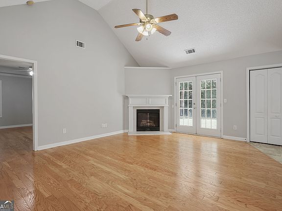 4th image of 527 Judith Ct