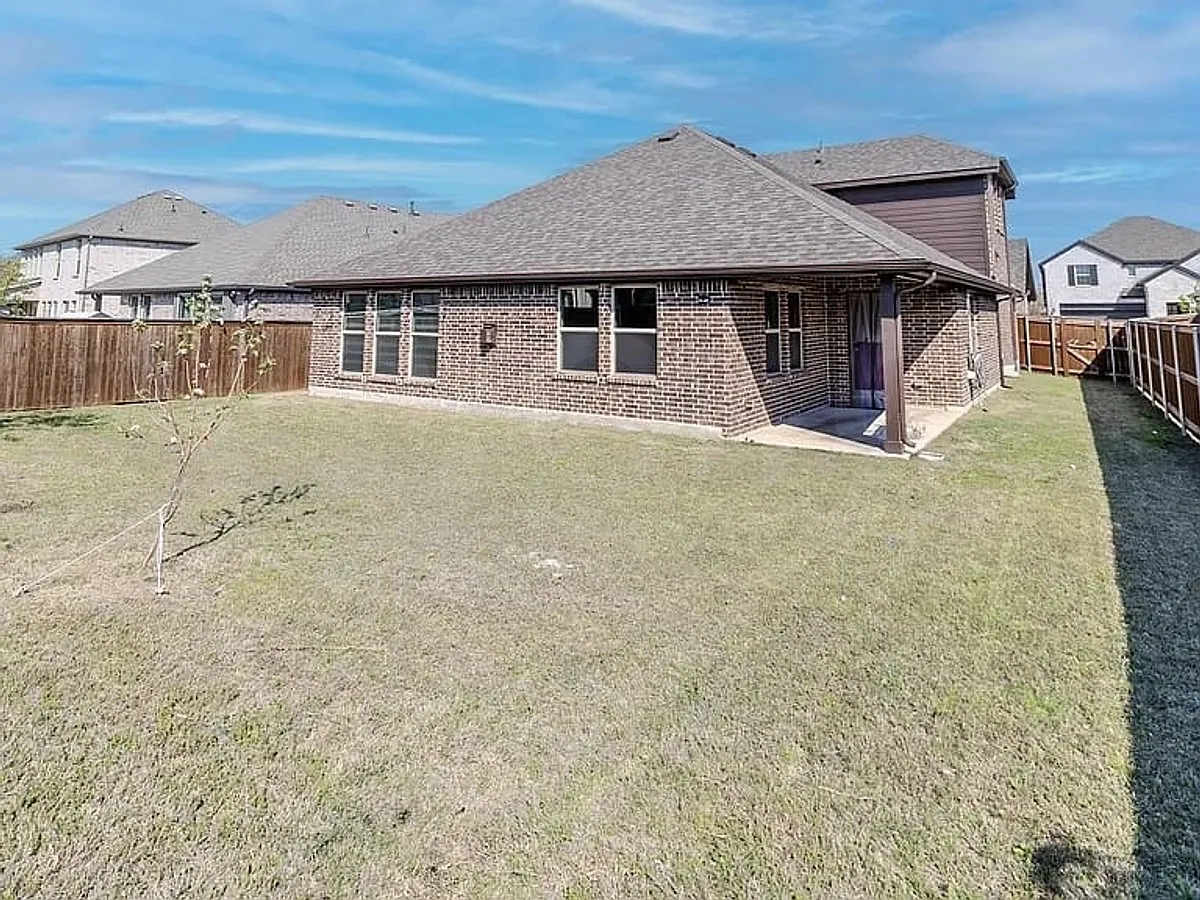 5 bed, 3.0 bath, 2876 sqft, $2,999 — Photo 2