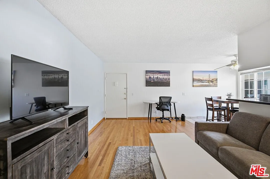 1 bed, 1.0 bath, 700 sqft, $2,295 — Photo 2