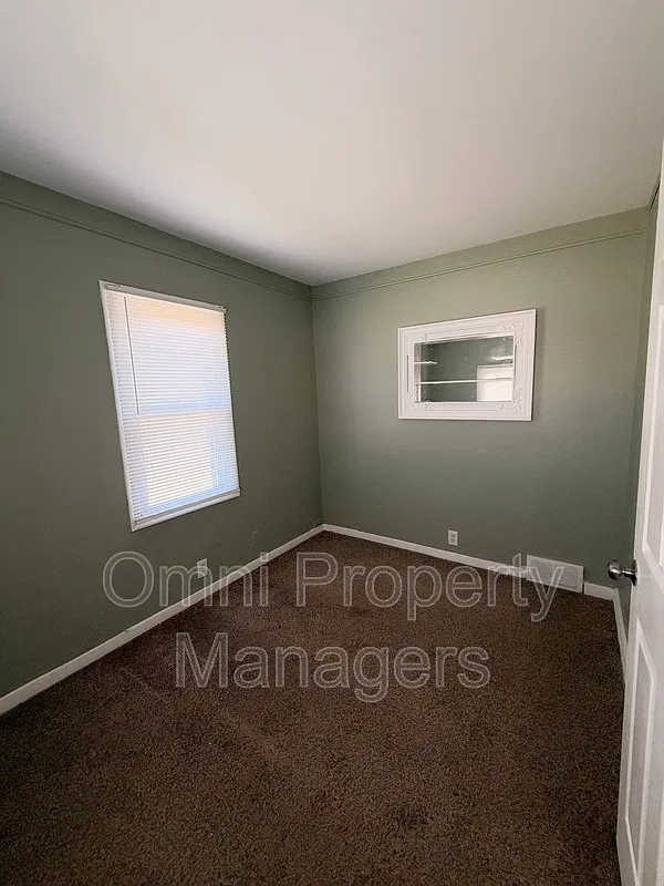 3 bed, 1.0 bath, 1100 sqft, $1,300 — Photo 4