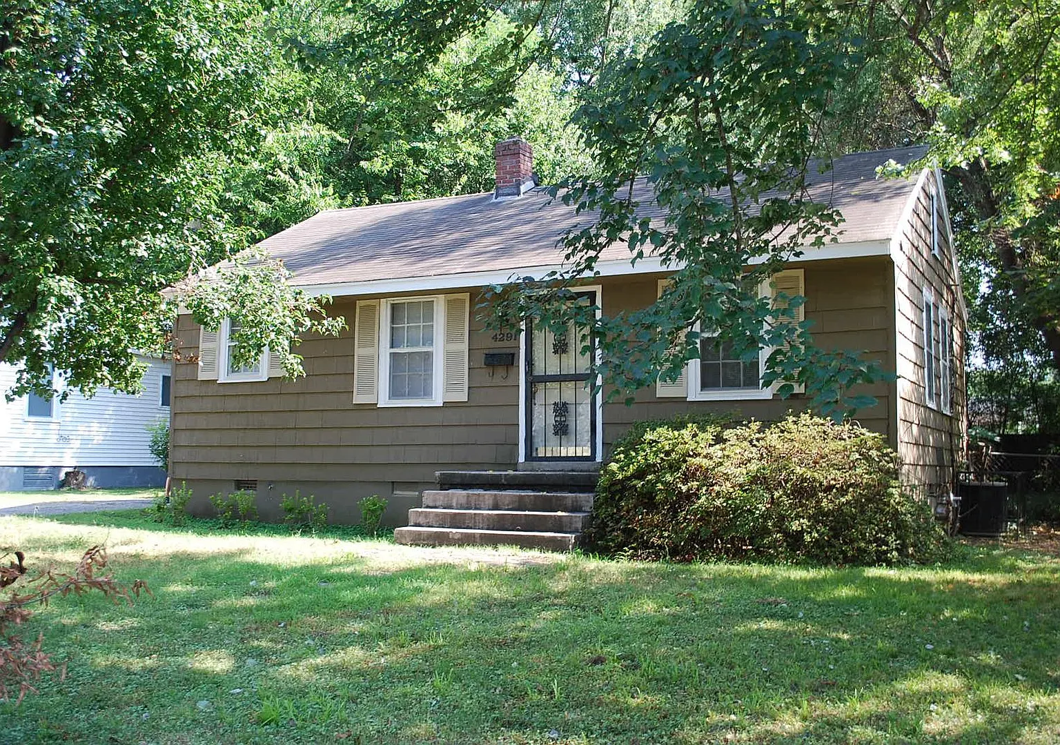 Just Off Waring, North Of Summer — Photo 1