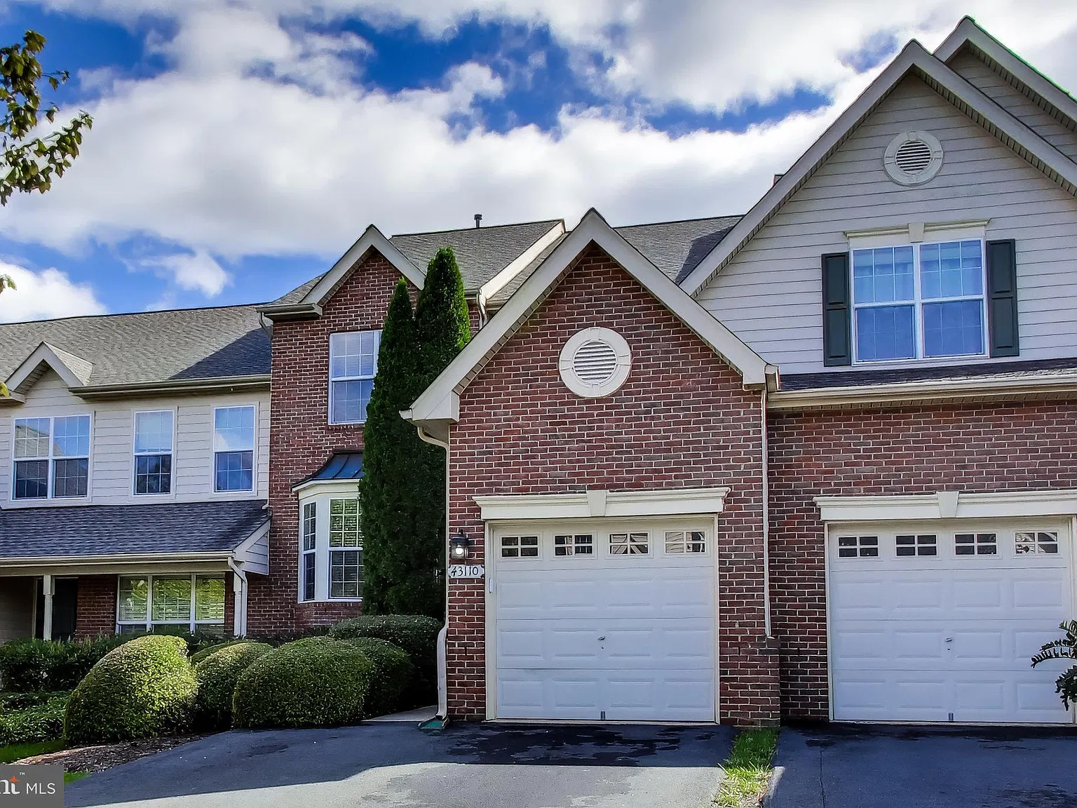 3 bed, 3.5 bath, 2940 sqft, $4,200 — Photo 2
