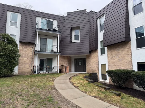 5 Shadowbrook Ln APT 32, Milford, MA 01757