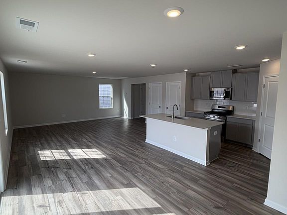 5th image of 513 Sand Dunes Dr
