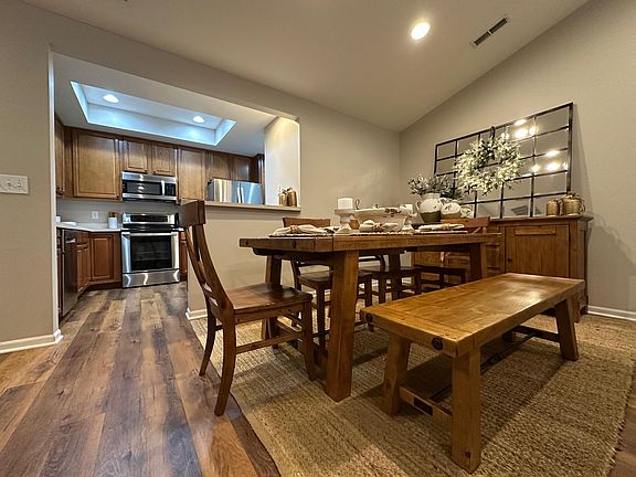 5th image of 69 Greenhedge Cir