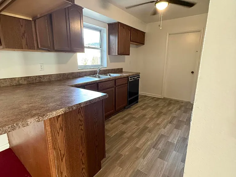 1032 Frost Ln — Photo 3