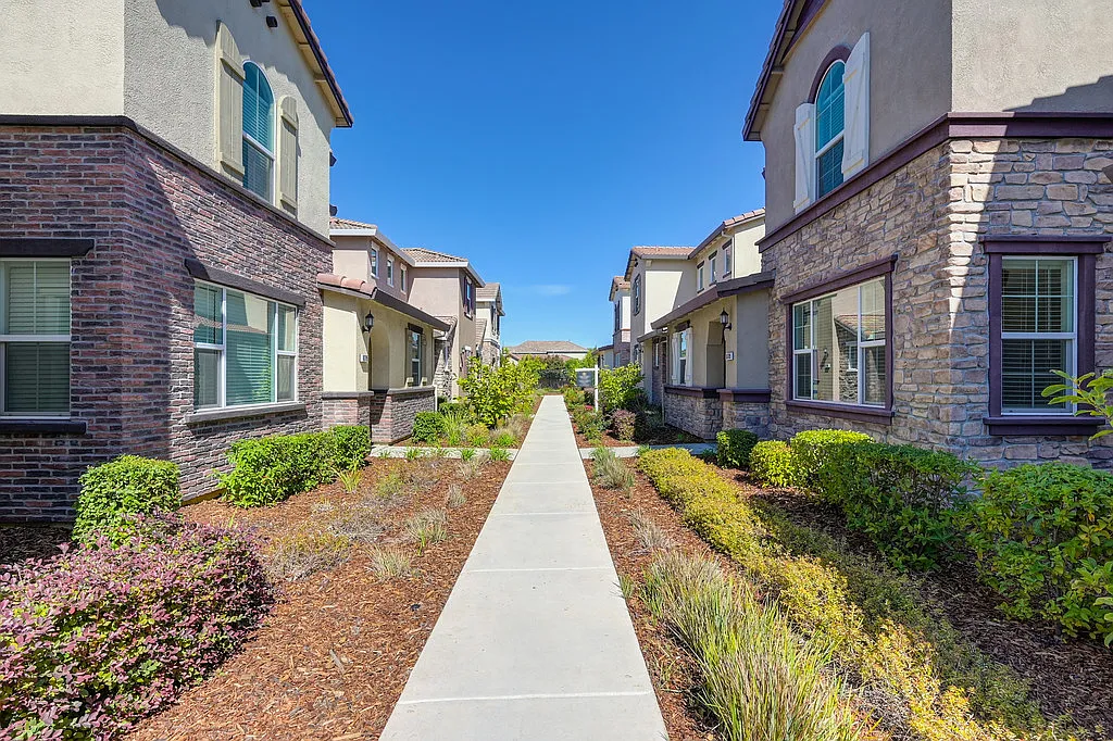 3 bed, 1684 sqft, $2,850 — Photo 1