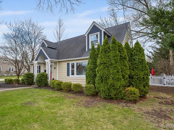 27 Woodlawn St, Geneva, IL 60134