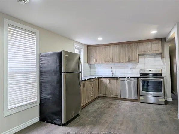 22 University Ave E, Windsor, ON N9A 2Y4