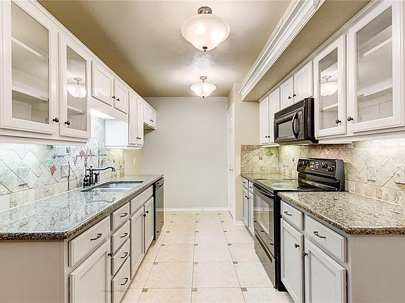 3rd image of 929 Rock Cres