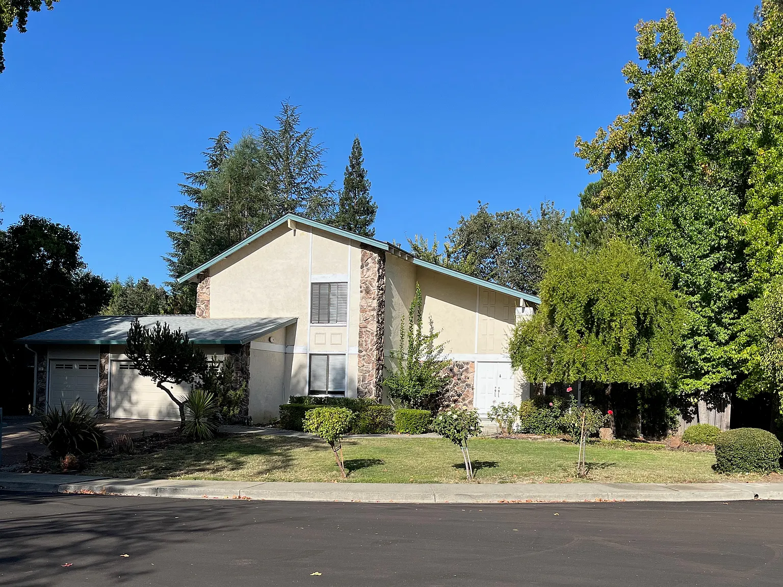 4 bed, 2400 sqft, $5,700 — Photo 1