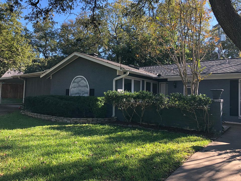 Beautiful, clean front of the duplex. Friendly neighborhood.