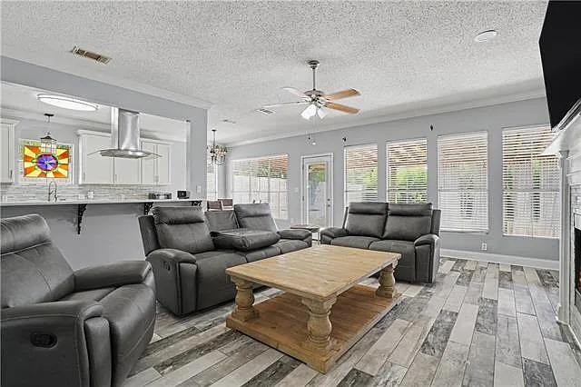 3 bed, 2.0 bath, 1671 sqft, $2,500 — Photo 2