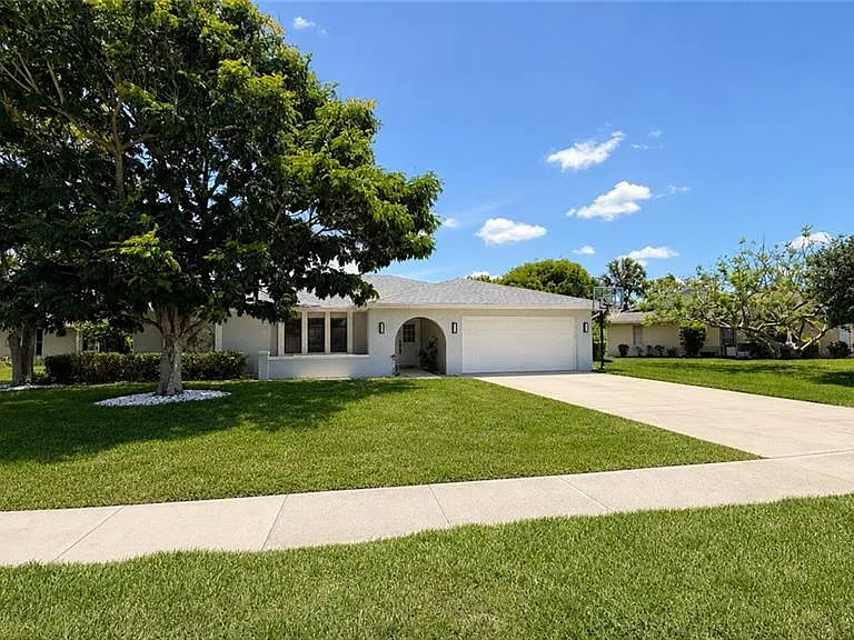 1089 Nottingham Dr — Photo 2