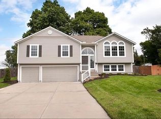 2106 Grant Ct, Greenwood, MO 64034