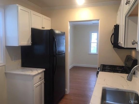 4th image of 8 Oakdale Ave S