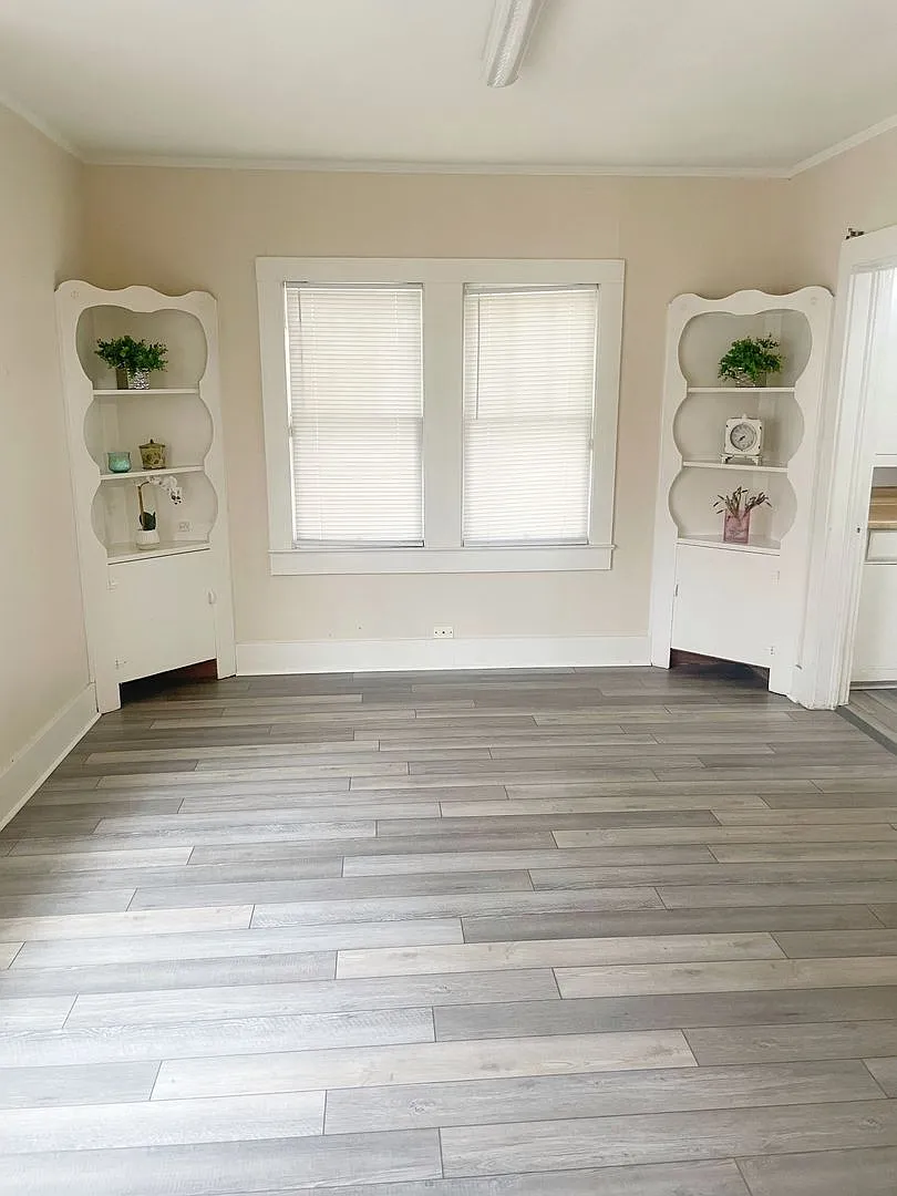 Adorable 1 bed, 1 bath Home Available in the Saint Streets! — Photo 2