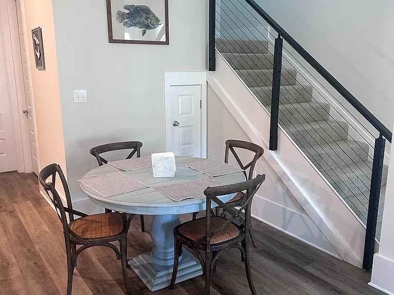 546 Howard Ave — Photo 11