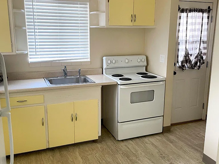 550 Marsh Ave — Photo 5
