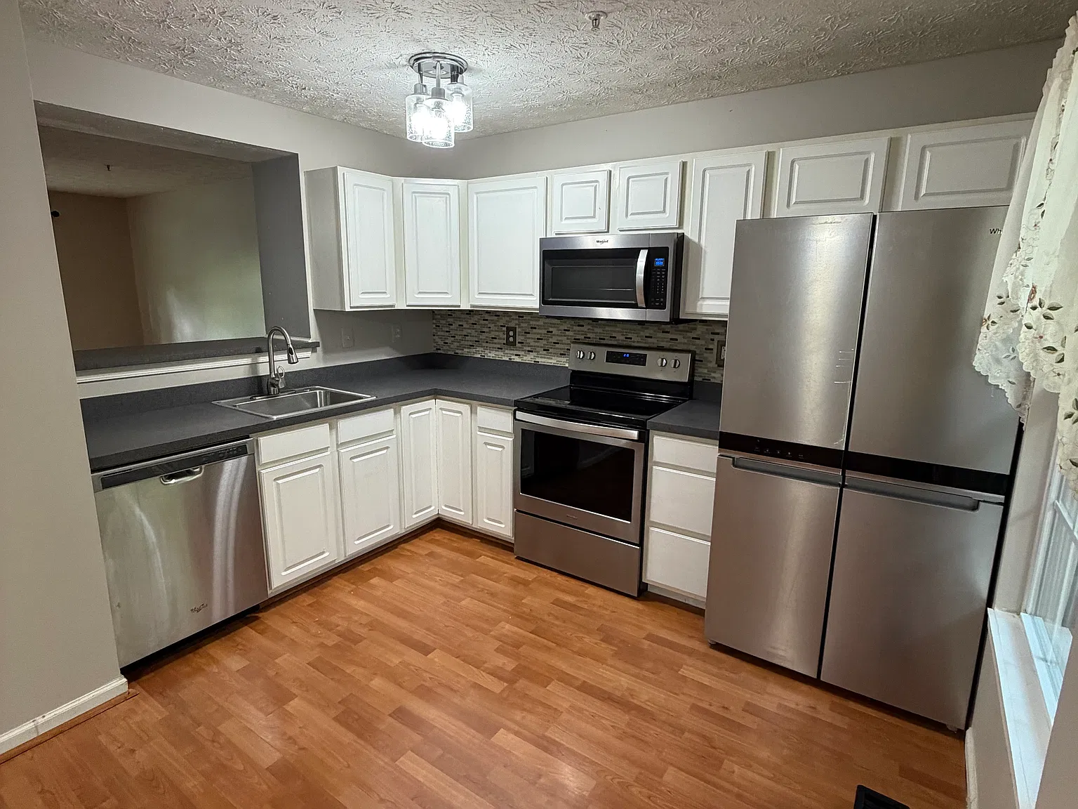 3 bed, 2.5 bath, 1240 sqft, $2,200 — Photo 4