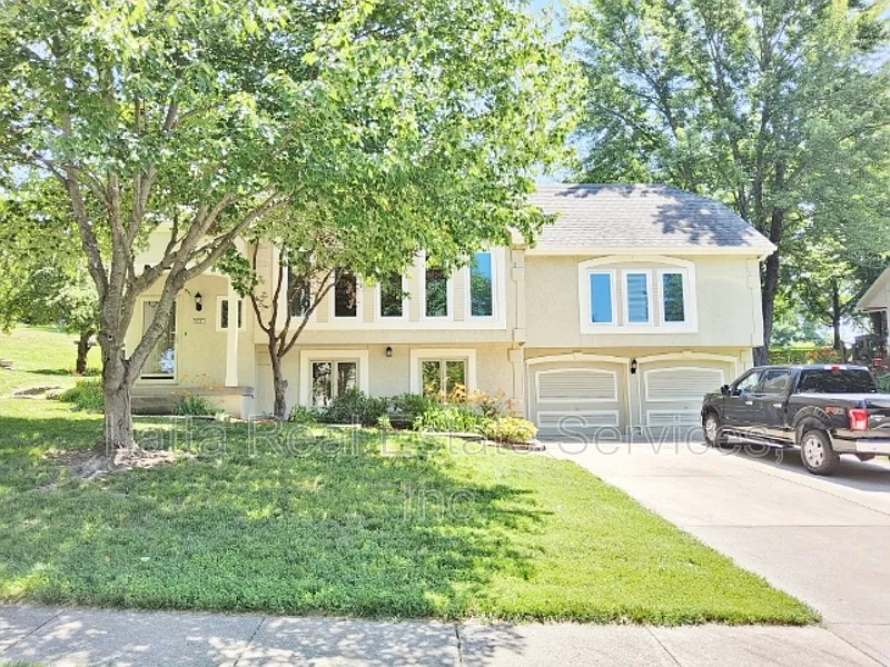 3 bed, 3.5 bath, 2650 sqft, $2,700 — Photo 1
